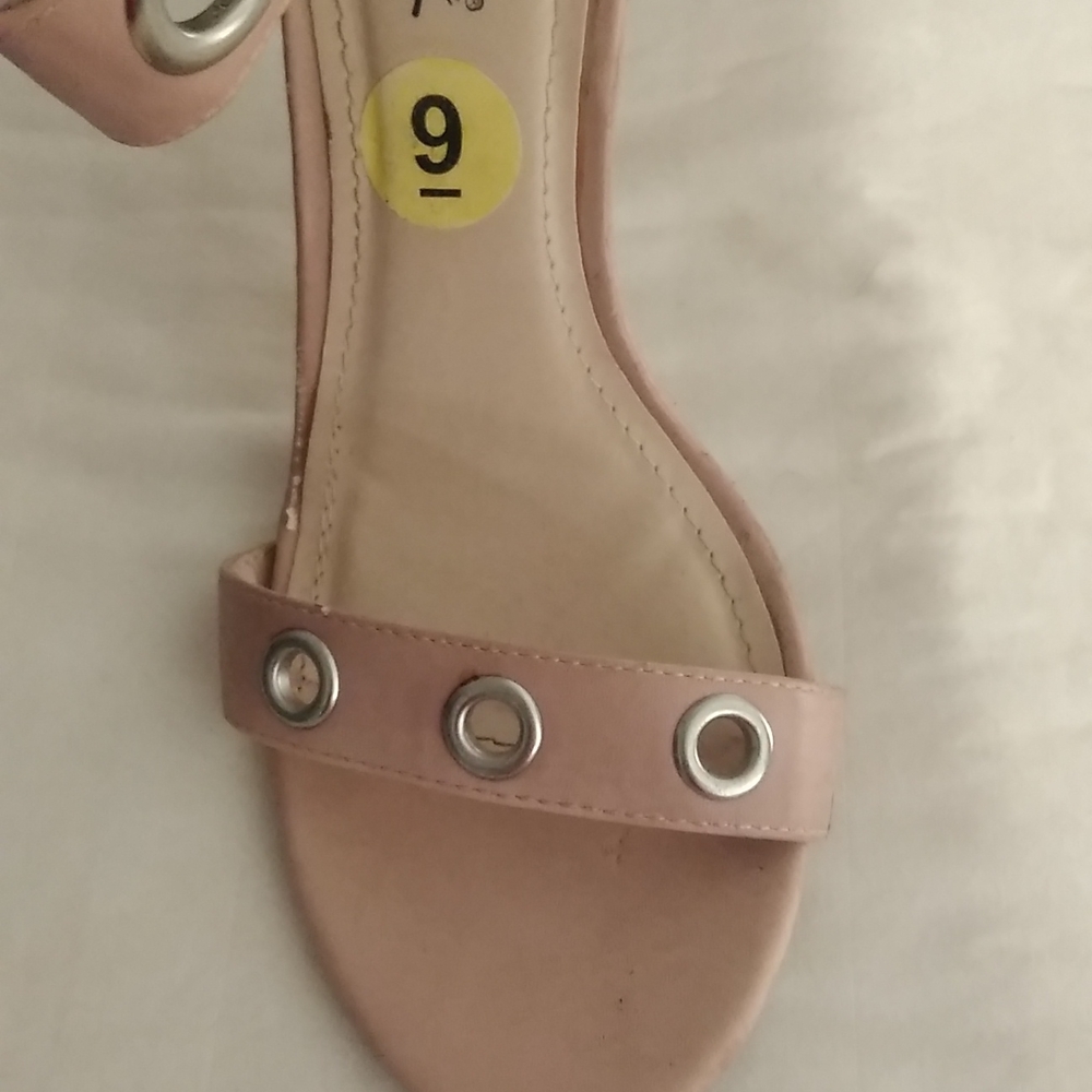 Pretty but will used worn on the bottom back of heel has nicks - Picture 5 of 9